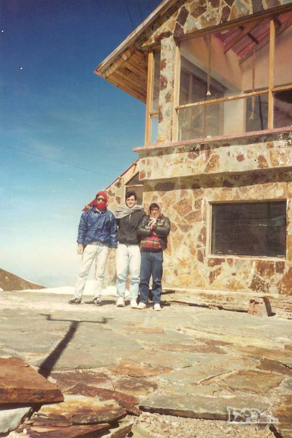 Com o Haroldo e o Marcelo, em frente ao refúgio da pista de esqui mais alta do mundo, aos 5.300 m de altitude, no monte Chacaltaya, perto de La Paz, na Bolívia (viagem de Julho de 1990)